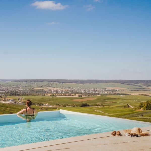 Piscine extérieure du Spa Royal Champagne à Champillon à 45min de Paris et 15min de Reims avec vue sur la vallée de la Marne