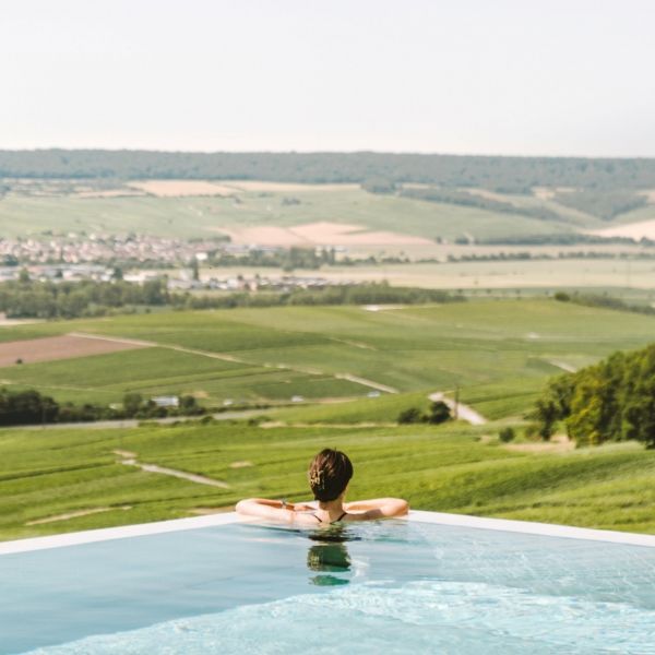 Piscine extérieure du Spa Royal Champagne à Champillon à 45min de Paris et 15min de Reims avec vue sur la vallée de la Marne